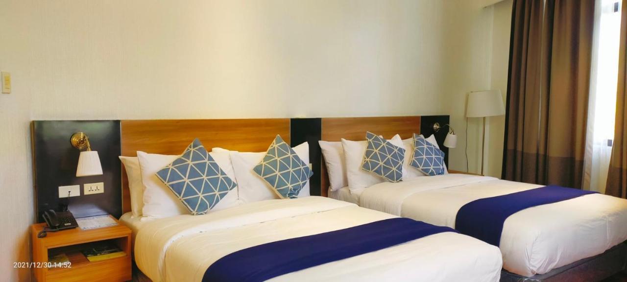 Chateau Bleu Resort Каламба Екстериор снимка